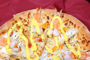 ドミノの海老ピザ！はみ出て、クルンしちゃって、いいビジュ