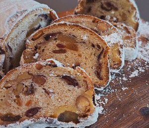 「こんなに美味しくっちゃクリスマス前に全部食べちゃうよ…」クリームチーズでしっとり生地にごろごろナッツが入ったシュトーレン