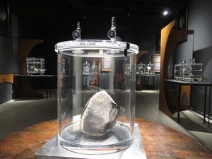 丸の内に居ながら宇宙との距離が縮まる「メテオラプソディ ─ 隕石探査」で星のカケラを鑑賞する