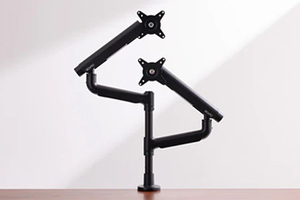  指1本で動かせるらしいモニターアームは本当にスゴいのか　モニター2枚が上下左右に縦に横に