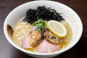 冬の味覚カキと鶏の旨味がスプラッシュ！  仙台「麺屋 真」が生んだミルキーなカキ白湯 