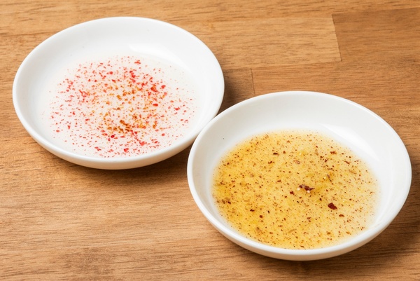 紅あずまのサツマイモ油(右)とピンクペッパー油(左)