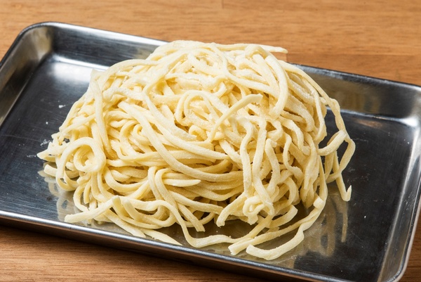 太平打ちストレート麺でとろみのあるスープに絡む