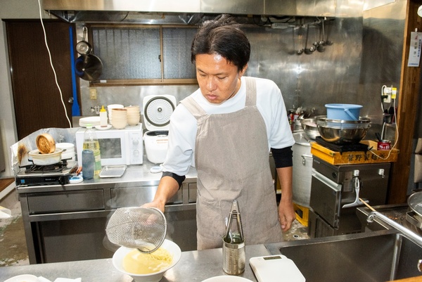 店主の貝塚啓一さん