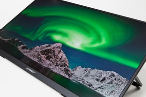 23.8型の4Kモバイルディスプレーは携帯するにはアレだけど屋内利用なら全然アリ！最大65WでノートPCにUSB給電できる点も◎