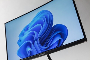 約1.6万円の23.6型湾曲フルHDディスプレー、3000Rのゆる～いカーブはお買い得？