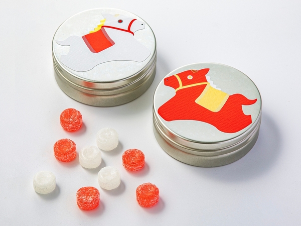 （左）縁起缶キャンディ 白うま／（右）縁起缶キャンディ 紅うま