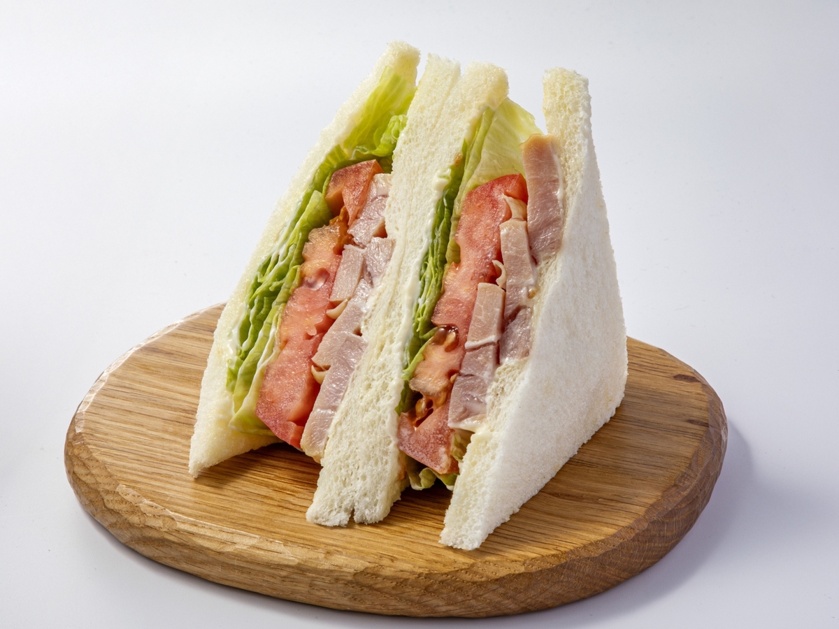 ガーリックチップ入り大山どりのスモークチキンサンド