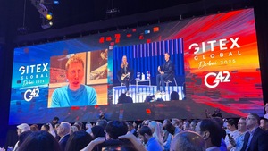 サム・アルトマン氏「AIネイティブ社会の構築を」 ドバイGITEX。「フィジカルAI」としてのロボット展示