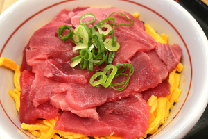 特盛で正解！ なか卯「天然本まぐろ丼」は高いけど、うまい