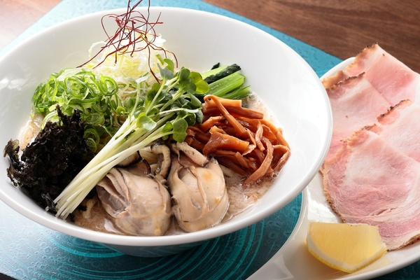 スープの最後の一滴にまで漂う濃厚なカキの風味♪ 静岡の名店「Noodle Dishes 粋蓮華」が披露する新作まぜそば