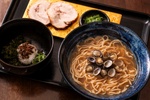 “スケル豚（とん） ”な豚骨スープにシジミ、生もずくの旨味も詰めた！「拉麺 久留米 本田商店 久留米本店」が手掛ける和風ラーメン