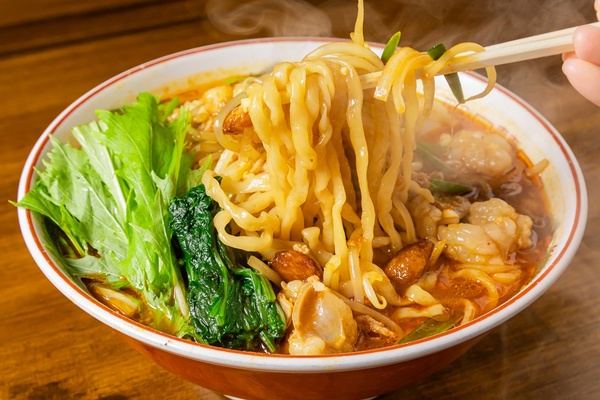 福島県産ホルモンと旨辛スープがクセになる♪「麺や飯や 仁」渾身の体の芯から温まる一杯