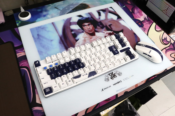 Pulsar [Bruce Lee 85th Edition] Superglide3 Glass Mousepad XL - PICTURE