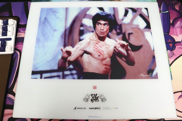 Pulsar [Bruce Lee 85th Edition] Superglide3 Glass Mousepad XL - PICTURE