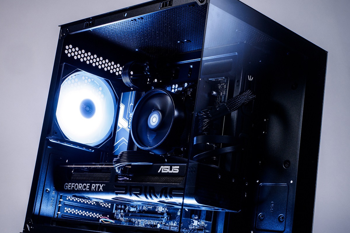 ASCII.jp：コンパクトなピラーレスゲーミングPCならこれ！Ryzen＆RTX