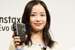 動画もプリントしてその場で手渡し!! 富士フイルムが「8mmカメラ」なデザインで「タイムマシン」にもなる「instax mini Evo Cinema」発表
