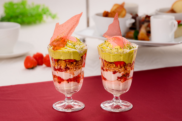 丸ノ内ホテルの「ポム・ダダン アフタヌーンティー －苺を味わう甘美なひととき－」