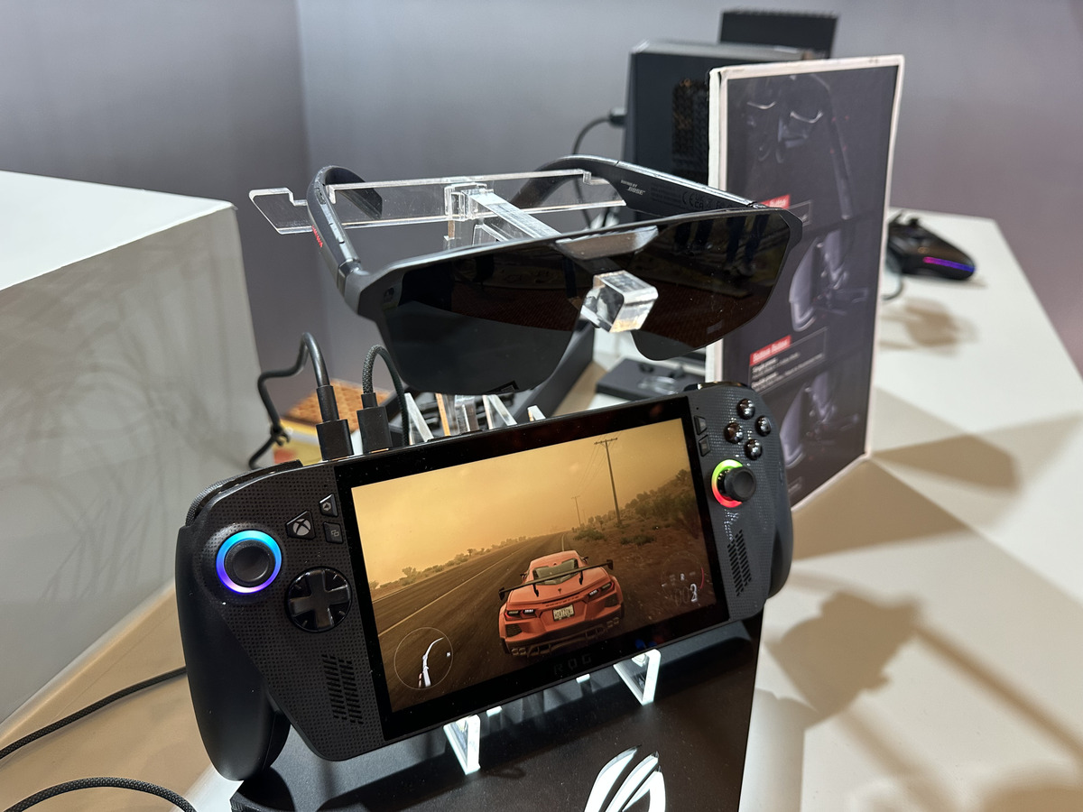 ASCII.jp：240HzのARグラスやWi-Fi 8ルーターも！ CES 2026のASUS ROG