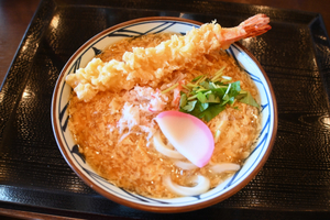 でっかいエビは今だけ！丸亀製麺の「年明けうどん」、豪華さに対してお値打ちすぎ