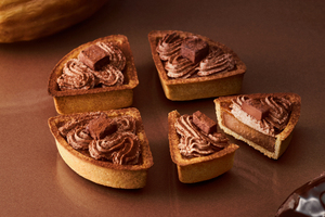 チョコ派もチーズ派も全部肯定！ ムース、ホイップ、生ショコラの「3層ショコラチーズタルト」405円
