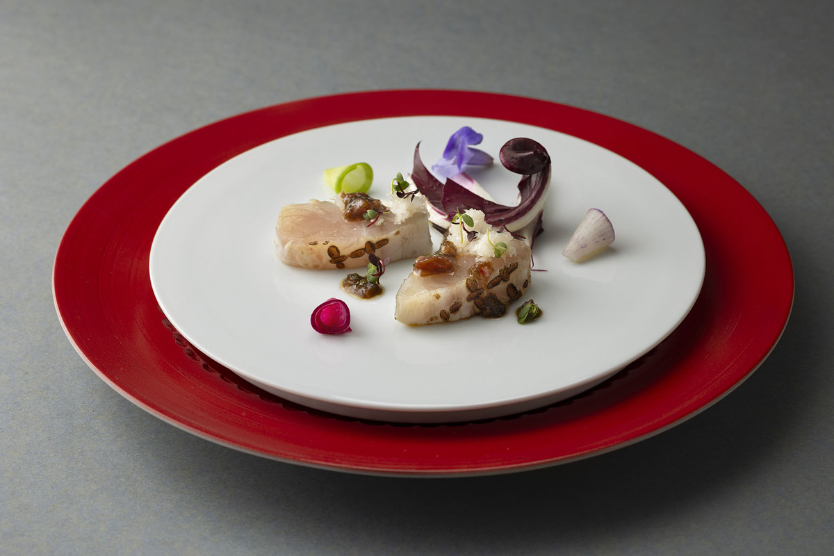 東京ステーションホテルのコース「ヌーベルキュイジーヌ ジャポネフレンチ デギュスタシオン」の一品