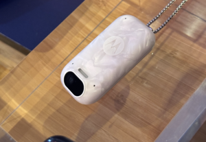 モトローラの「首から下げて使うAIペンダント」を見てきた──CES2026