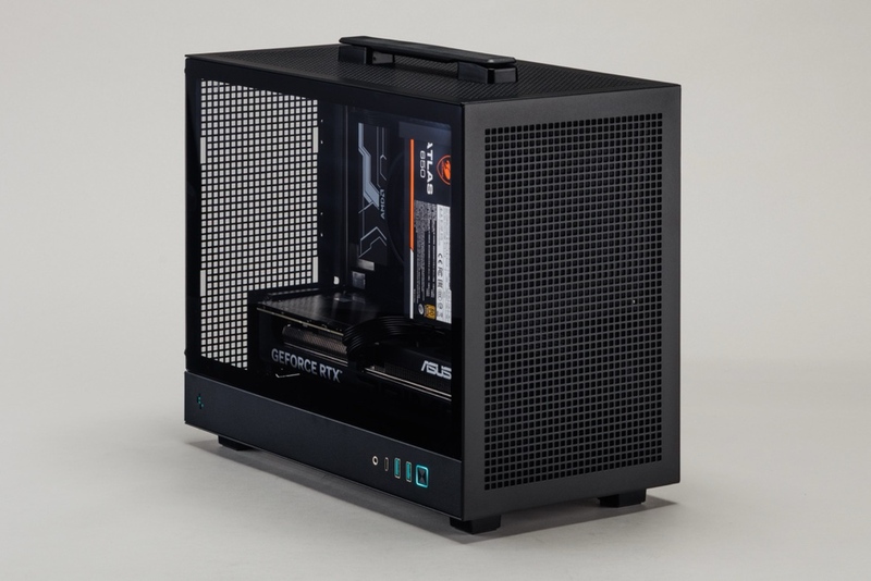 取っ手付きで持ち運べる小型ゲーミングPCのスゴイ奴、RTX 5060 Ti搭載