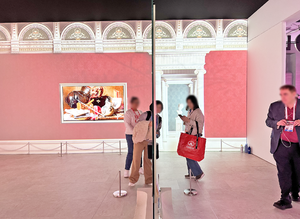 LGの新型“壁紙テレビ”が、あまりにも薄くて感激しました。