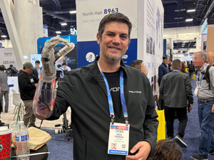 「触れていい」ロボットが前提に。介護ロボと義手が示した変化