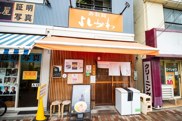 オレンジ色の屋根が目印