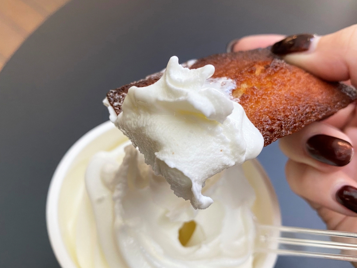 ソフトクリームをつけたフィナンシェ