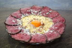 このパスタ長すぎ…？長さ50cmだし一枚しかない「一枚麺の肉ボナーラ」がビジュ強い