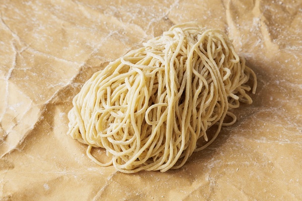 店主の丁寧な仕事が光る茹でる前の麺。麺の量は1杯当たり200g