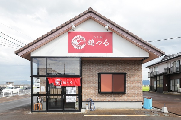 赤い看板とのれんが目印