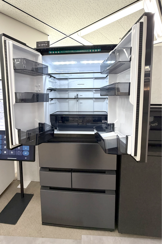 奥行き63cmの奇跡「薄いのに600L入る」シャープ新型冷蔵庫は狭小 