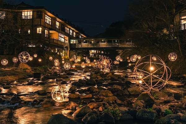竹灯籠がほんのり照らす黒川温泉街はそぞろ歩きが楽しい♪