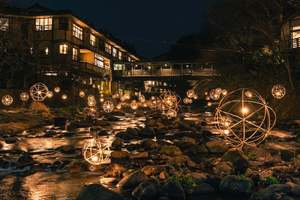 竹灯籠がほんのり照らす黒川温泉街はそぞろ歩きが楽しい♪