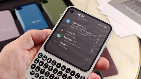QWERTYキー付き機に「飛び出すカメラ」スマホまで！ CESで見つけた2026
