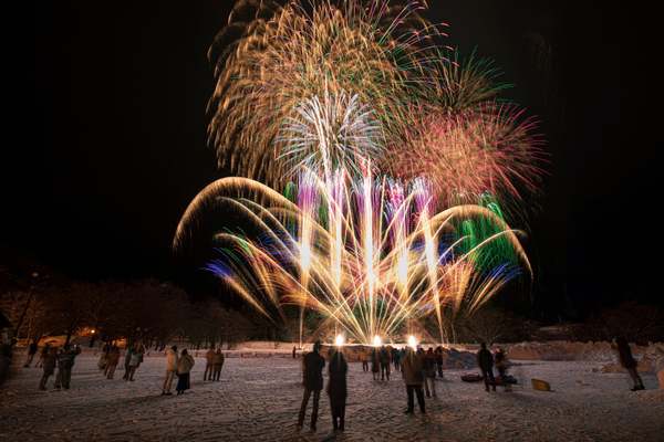 冬の花火もオツなもの&hellip;空気が澄んでいるからキレイに見える「十和田湖冬物語2026」