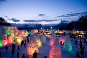 支笏湖ブルーが華やかな色に変わる「2026千歳・支笏湖氷濤まつり」がまるで氷の世界に来たみたい