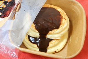 温めたら想像以上！ローソン、レンチンで完成する「パンケーキ」 チョコが溢れる～！