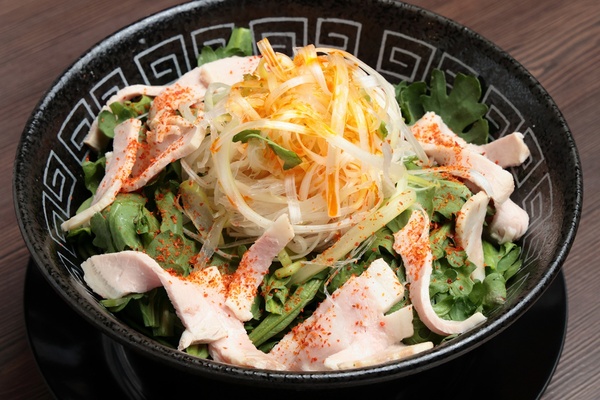 東大阪の「結鶏麺」が考案！たっぷりの春菊が埋め尽くす、ピリ辛＆ほろ苦い新感覚まぜそば