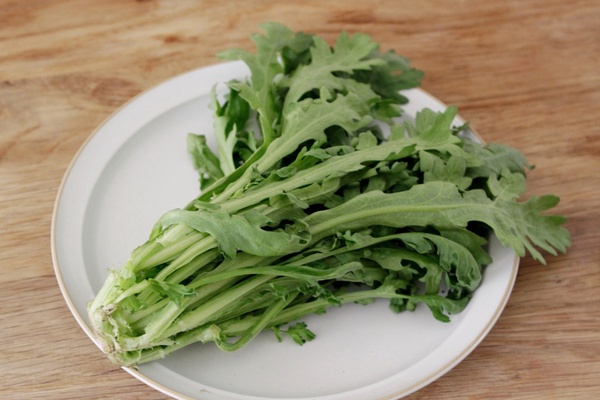地元で育てられた新鮮な春菊を使用