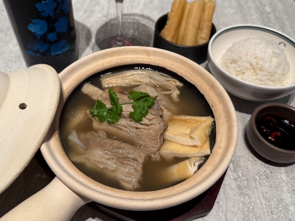 「CHATTERBOX CAFÉ 丸の内店」の「バクテー 骨付き肉の薬膳スープ仕立て チャターボックス秘伝スパイス」