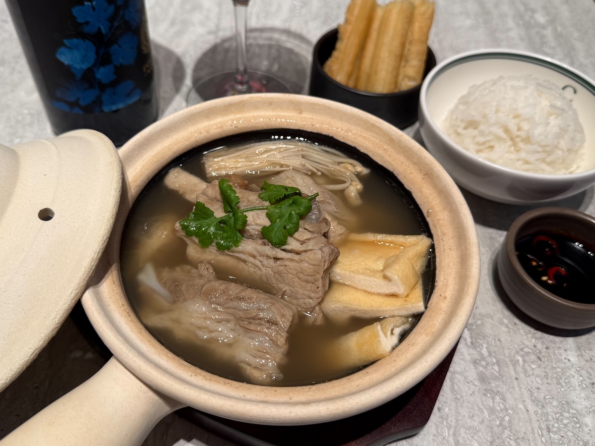 「CHATTERBOX CAFÉ 丸の内店」の「バクテー 骨付き肉の薬膳スープ仕立て チャターボックス秘伝スパイス」