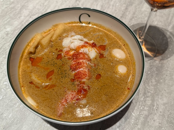 「CHATTERBOX CAFÉ 丸の内店」の「濃厚ロブスターラクサ」