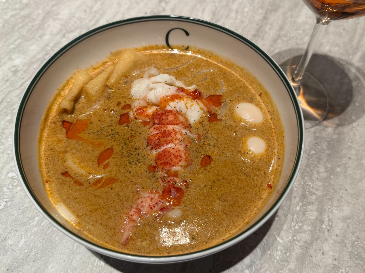 「CHATTERBOX CAFÉ 丸の内店」の「濃厚ロブスターラクサ」