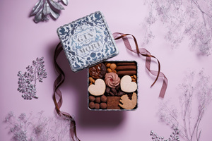 チョコだめ勢に贈るバレンタインギフトの最適解「クッキー缶」が幸せの詰め合わせ過ぎる