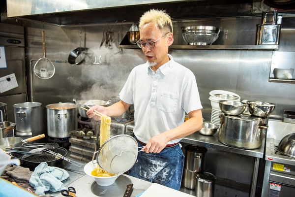 店主の蝦名秀樹さん